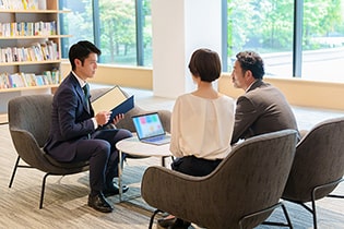 オフィスで専門家に相談する夫婦