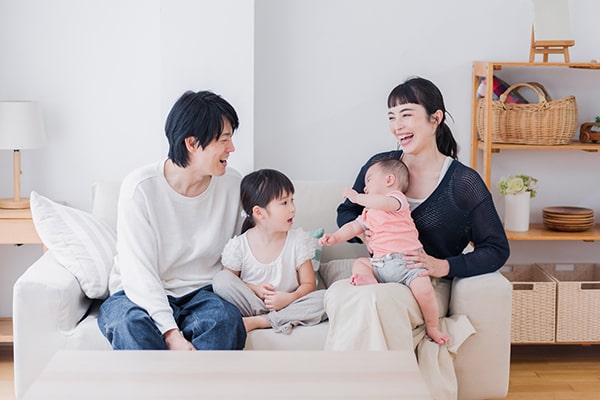 リビングでくつろぐ4人家族