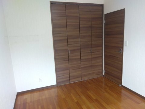洋室　収納豊富です。